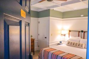 Katil atau katil-katil dalam bilik di Mercury Hotel Provincetown
