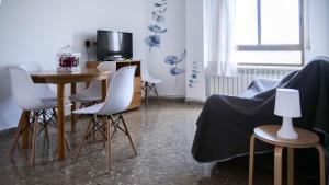 a living room with a table and chairs and a tv at APARTAMENTS ROIG in Benasal