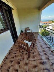 Ein Balkon oder eine Terrasse in der Unterkunft Apartment Ivan