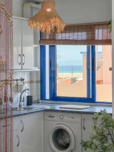 Kuchyňa alebo kuchynka v ubytovaní Tarifa Cozy House - Beach view & Balcony