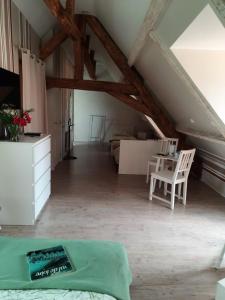 Una habitación abuhardillada con una cama y un escritorio. en La Maison Genevier - Chambre La Family, en Montreuil-en-Touraine