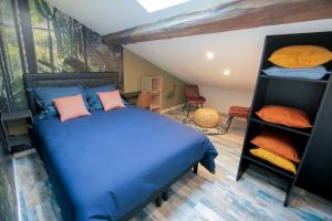 - une chambre avec un lit doté de draps bleus et d'étagères dans l'établissement Le Classy, T3 hypercentre chic et cosy, Wifi par SOVALFI, à Saint-Étienne