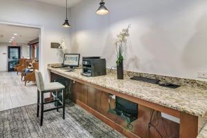 Kuchyň nebo kuchyňský kout v ubytování Staybridge Suites Tyler University Area by IHG