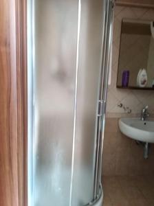 een badkamer met een douche en een wastafel bij La tavernetta a Trinitapoli in Trinitapoli