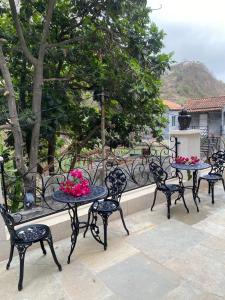 PombasHotel Château Georgette的露台上的一组桌椅