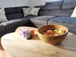 - une corbeille de fruits sur une table basse devant un canapé dans l'établissement Villa Mala Vala #2 - Seeview - 120 qm - 3 SZ - max 6 Pers, à Trogir