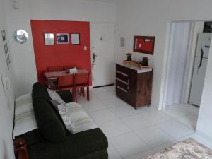 ein Wohnzimmer mit Sofa und Tisch in der Unterkunft Lindo studio na Praia do Gonzaguinha in São Vicente + 10 Fotos