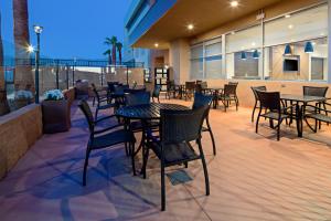 Restoran atau tempat makan lain di Holiday Inn Express & Suites Palm Desert - Millennium, an IHG Hotel