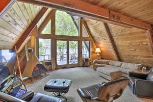 Posezení v ubytování Lake Pepin Cottage with Decks and Private Beach!