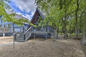 Zahrada ubytování Lake Pepin Cottage with Decks and Private Beach!