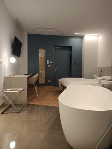 Cette chambre comprend 2 lits et une baignoire. dans l'établissement HOTEL - BAR DA NATALE, à Paesana