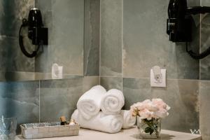 ห้องน้ำของ Myrtia luxury Suites