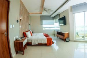 Voodi või voodid majutusasutuse Artisan Playa Esmeralda Family Beach Hotel toas