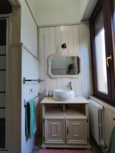 bagno con lavandino e specchio di Camere Infinity Rooms a Castelfidardo