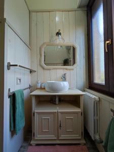 y baño con lavabo y espejo. en Camere Infinity Rooms en Castelfidardo