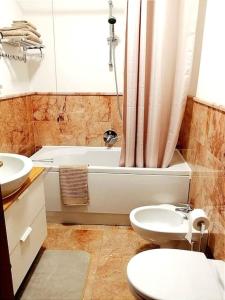 La salle de bains est pourvue de toilettes, d'un lavabo et d'une baignoire. dans l'établissement Orizzonte Marino - Giallo: Angolo solare verso la laguna, cod027044-loc-01086, à Cavallino-Treporti