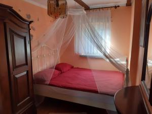 - un petit lit dans une chambre avec fenêtre dans l'établissement P-4, à Retowo