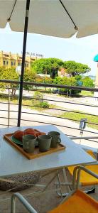un plato de comida sentado sobre una mesa en Orizzonte Marino - Giallo: Angolo solare verso la laguna, cod027044-loc-01086, en Cavallino-Treporti