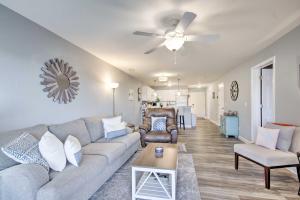 un soggiorno con divano e ventilatore a soffitto di Screened Balcony with Views Sleek Lake Ozark Gem! a Lake Ozark
