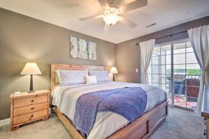 una camera con letto e ventilatore a soffitto di Screened Balcony with Views Sleek Lake Ozark Gem! a Lake Ozark Altre 17 foto