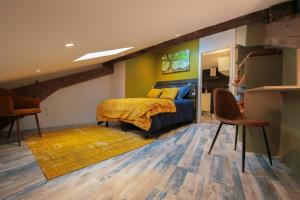 - une chambre avec un lit et une couverture jaune dans l'établissement La Forêt, T2 hypercentre chic et cosy, Wifi par SOVALFI, à Saint-Étienne