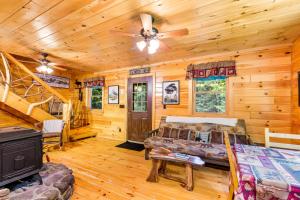 een woonkamer in een blokhut met een bank en een fornuis bij Lost Pond Cabin in Schroon Lake