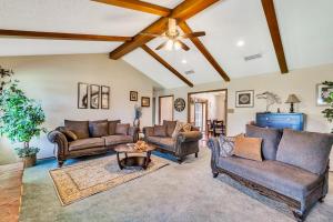 sala de estar con sofás y mesa en Homestead House - In Shadow Hills Golf Course Division Home en Lubbock