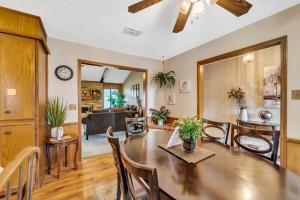 comedor y sala de estar con mesa y sillas en Homestead House - In Shadow Hills Golf Course Division Home en Lubbock