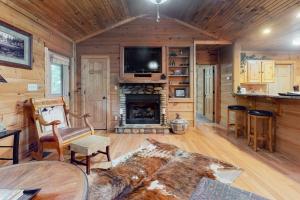 A seating area at Waters Edge Cabin