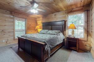 A bed or beds in a room at Waters Edge Cabin