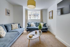 a living room with a couch and a table at Kist Accommodates - Duck Hill Cottage in Ripon