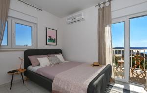 Dream Apartment Milna في ميلنا: غرفة نوم بسرير وشرفة