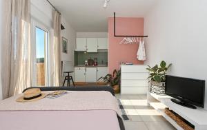 Dream Apartment Milna في ميلنا: غرفة معيشة مع سرير وتلفزيون
