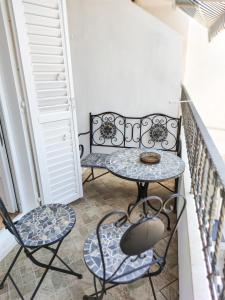 ein kleiner Balkon mit einer Bank und zwei Stühlen in der Unterkunft Apartments and Rooms Marica in Makarska + 10 Fotos