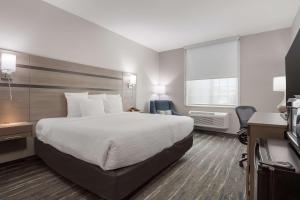 Postel nebo postele na pokoji v ubytování Best Western NSU Inn