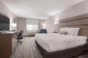 Postel nebo postele na pokoji v ubytování Best Western NSU Inn