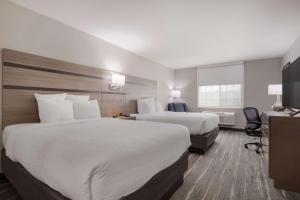 Postel nebo postele na pokoji v ubytování Best Western NSU Inn