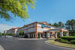 una vista frontal de un hotel con una gasolinera en Best Western Carlton Suites, en Birmingham