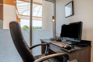 TV a/nebo společenská místnost v ubytování Best Western Carlton Suites
