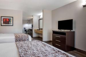 Postel nebo postele na pokoji v ubytování Best Western Carlton Suites