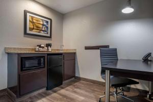 Kuchyň nebo kuchyňský kout v ubytování Best Western Carlton Suites