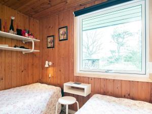 sypialnia z oknem, łóżkiem i stołem w obiekcie Holiday Home Foldenvej II w mieście Jerup
