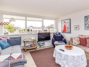 uma sala de estar com um sofá e uma mesa em Holiday home Otterup VIII em Otterup