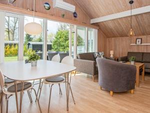 una sala da pranzo con tavolo e sedie bianchi di 6 person holiday home in Ebeltoft a Ebeltoft