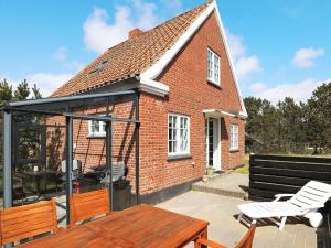 ブラーバンドにあるThree-Bedroom Holiday home in Blåvand 73のギャラリーの写真