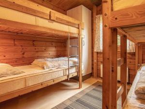 Krevet ili kreveti na kat u jedinici u objektu Four-Bedroom Holiday home in Roslev 3