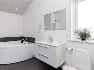 biała łazienka z wanną i umywalką w obiekcie 8 person holiday home in L kken w mieście Trudslev