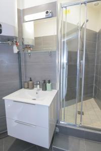 Kúpeľňa v ubytovaní Le Victorien, T2 hypercentre chic et cosy, Wifi par SOVALFI
