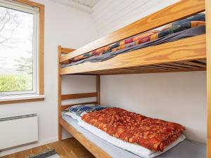- une chambre avec des lits superposés et une fenêtre dans l'établissement Three-Bedroom Holiday home in Hurup Thy 8, à Sindrup