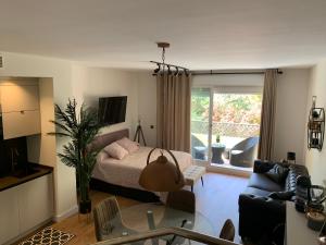 Μια τηλεόραση ή/και κέντρο ψυχαγωγίας στο Loft de lujo con piscina LA ENVIA